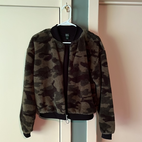 Faux fur camo jacket.  Zip front.  Excellent condition.  Very warm! - Picture 4 of 5